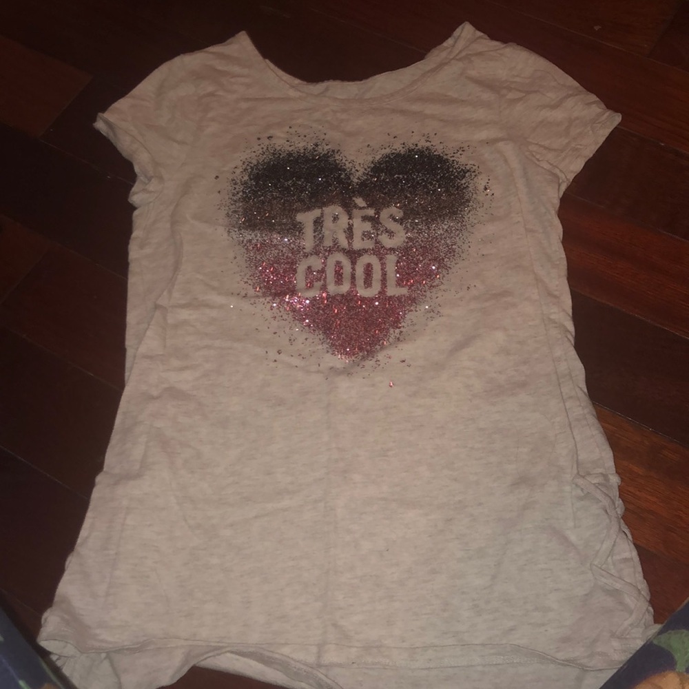 A light gray T-shirt with TRÈS COOL in a heart